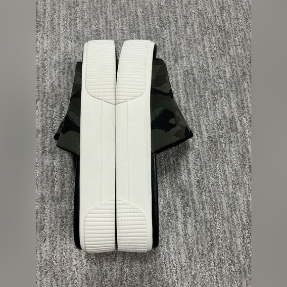 Jessica Simpson Ezira Platform Camo wedge slide  size 7.5 - Picture 3 of 6